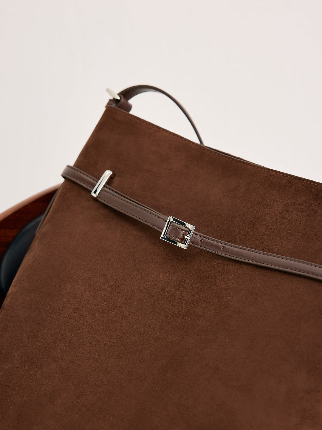 Vielseitige Beuteltasche aus Wildleder mit Schnalle
