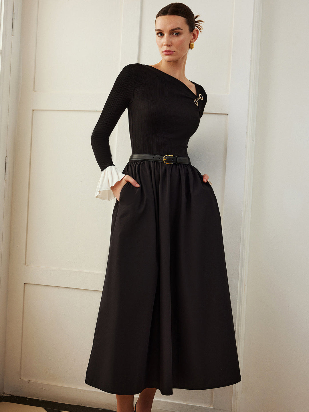 Kleid mit Rüschenbündchen und Taschen ohne Gürtel