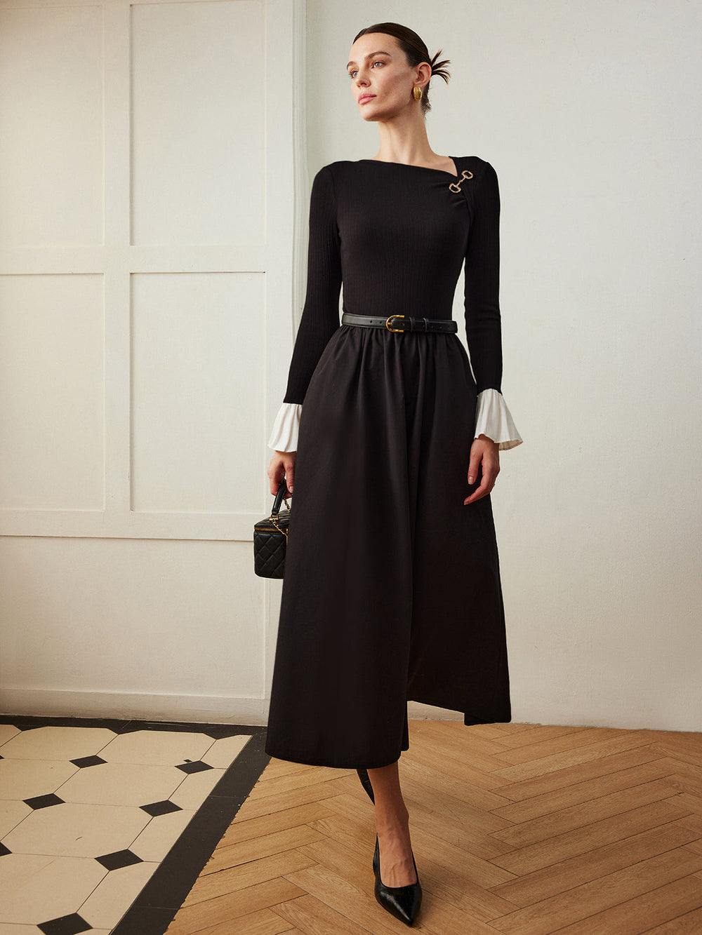 Kleid mit Rüschenbündchen und Taschen ohne Gürtel
