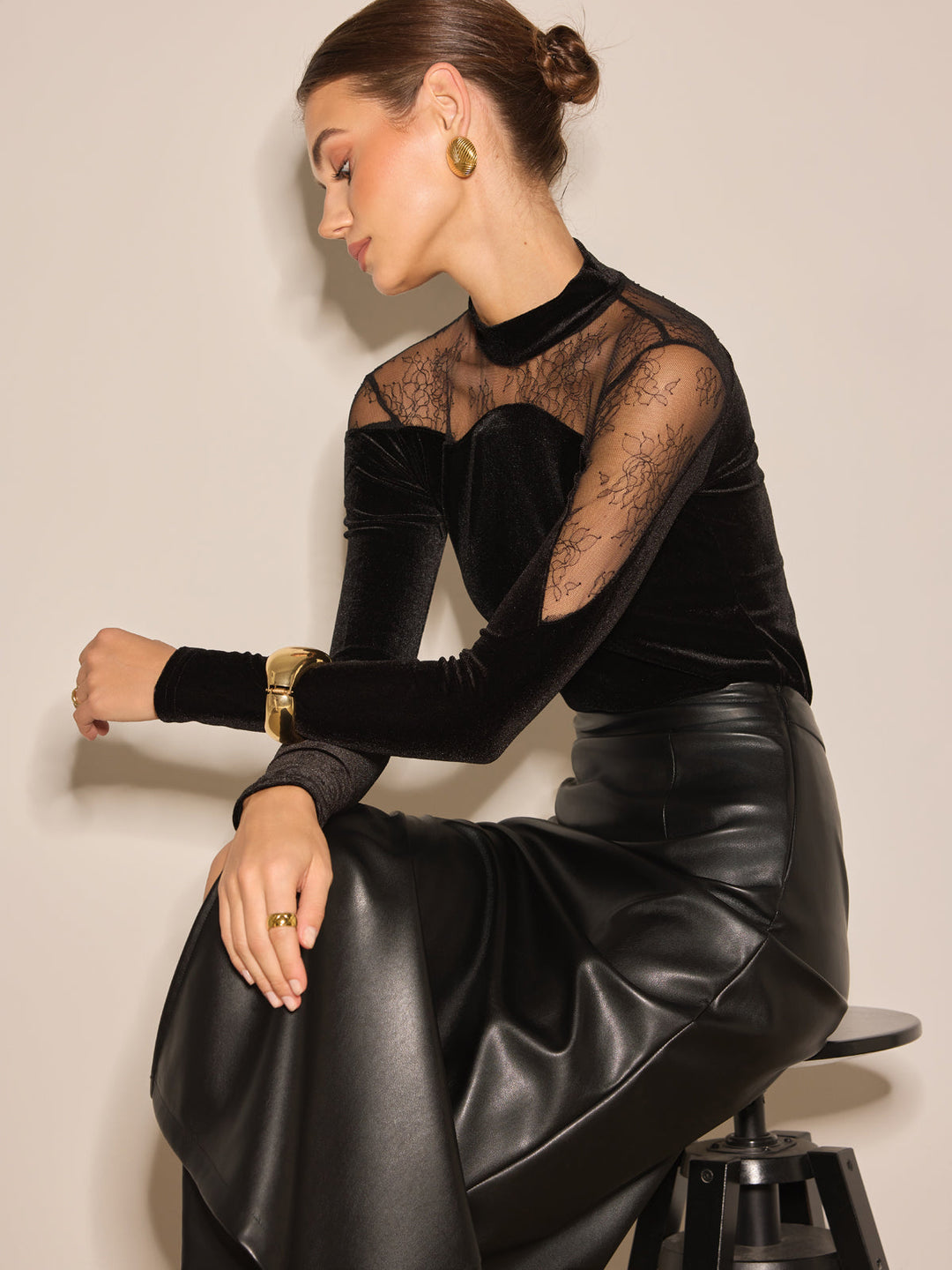 Schwarzer Samt-Bluse mit durchbrochenen Spitzeneinsätzen