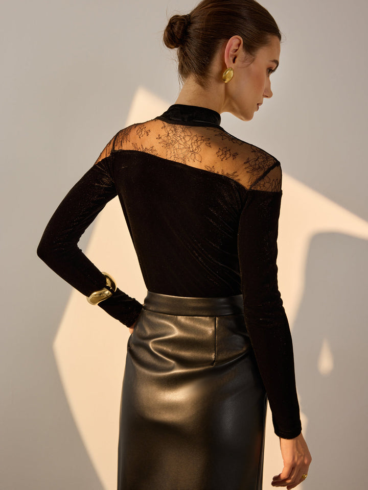 Schwarzer Samt-Bluse mit durchbrochenen Spitzeneinsätzen