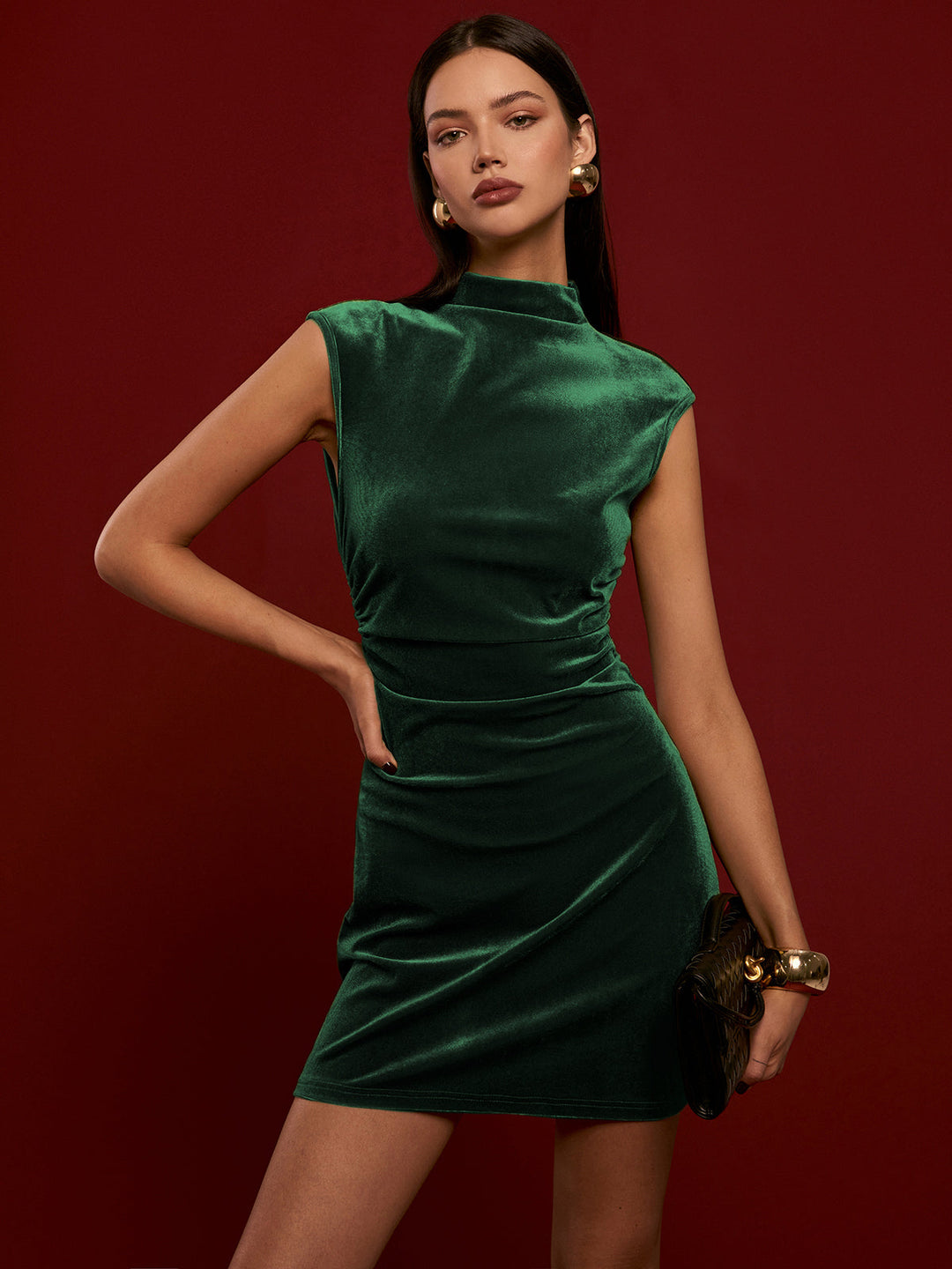 Kleid aus Samt mit hohem Kragen und ohne Ärmel