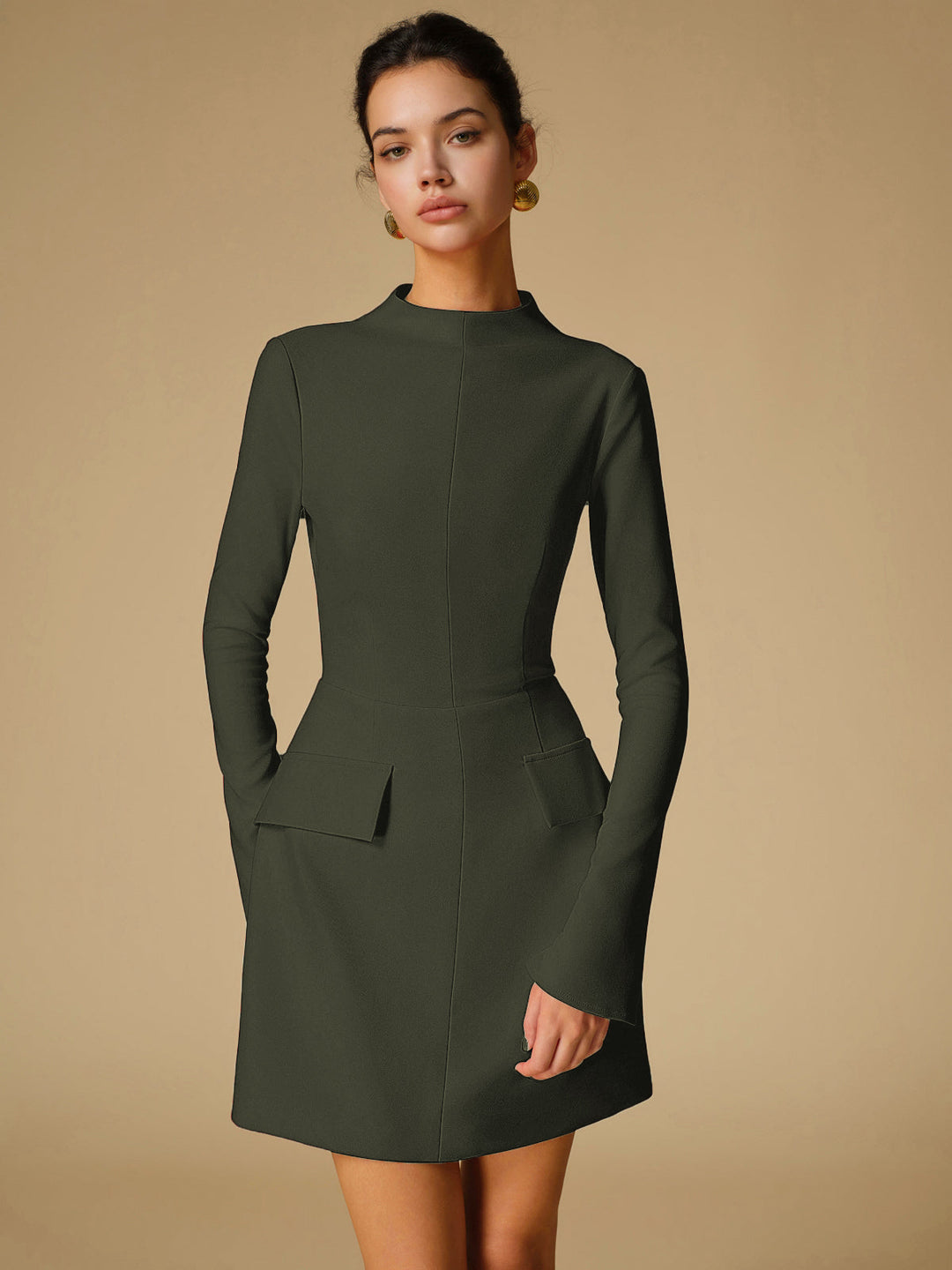 Minimalistisches schlichtes Kleid mit Rollkragen