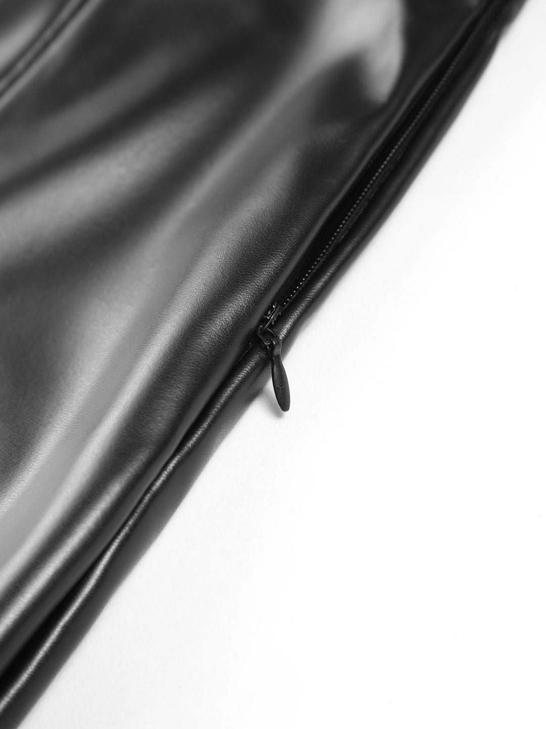 Faux-Leder-Hosen mit Reißverschluss und Schlag