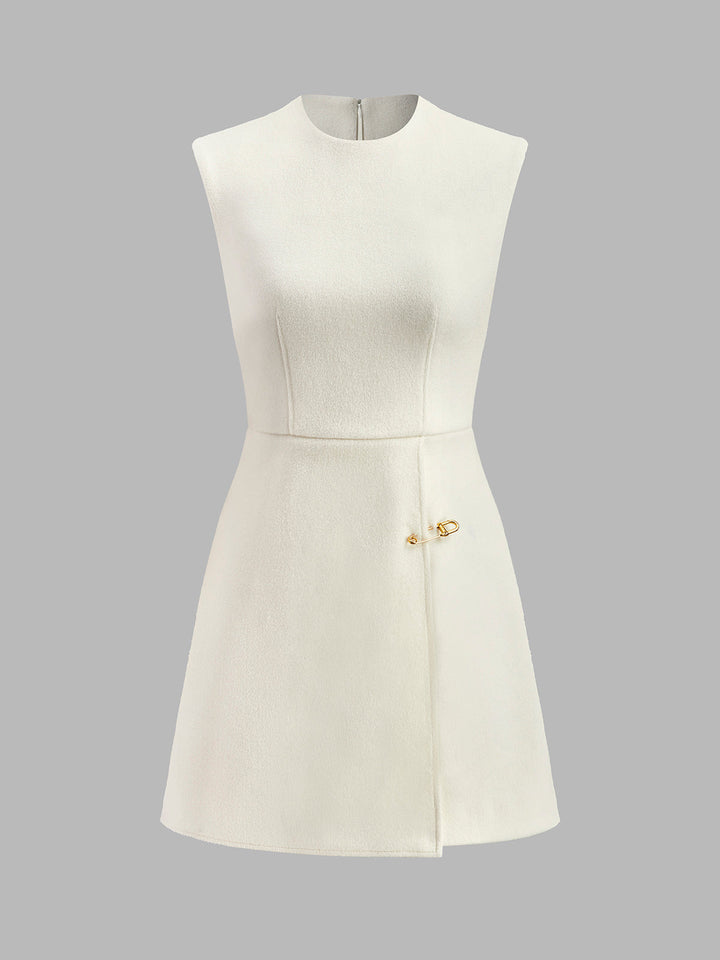 Ärmelloses Kleid mit Pin-Detail und warmem Stoff