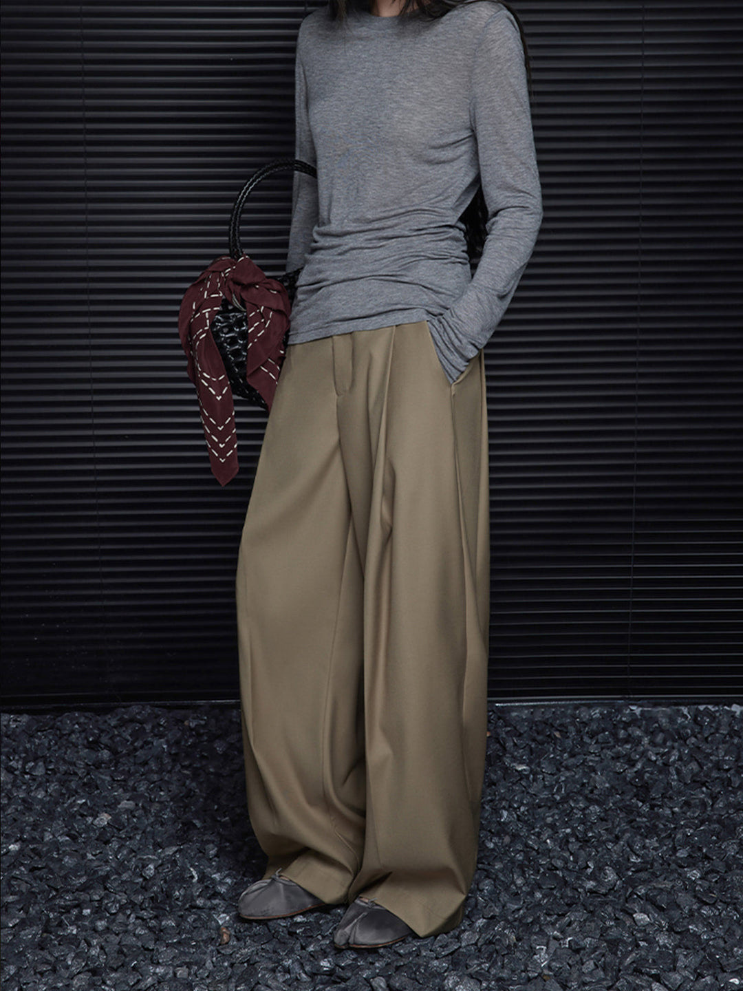 Gefaltete Hose mit Gürtel