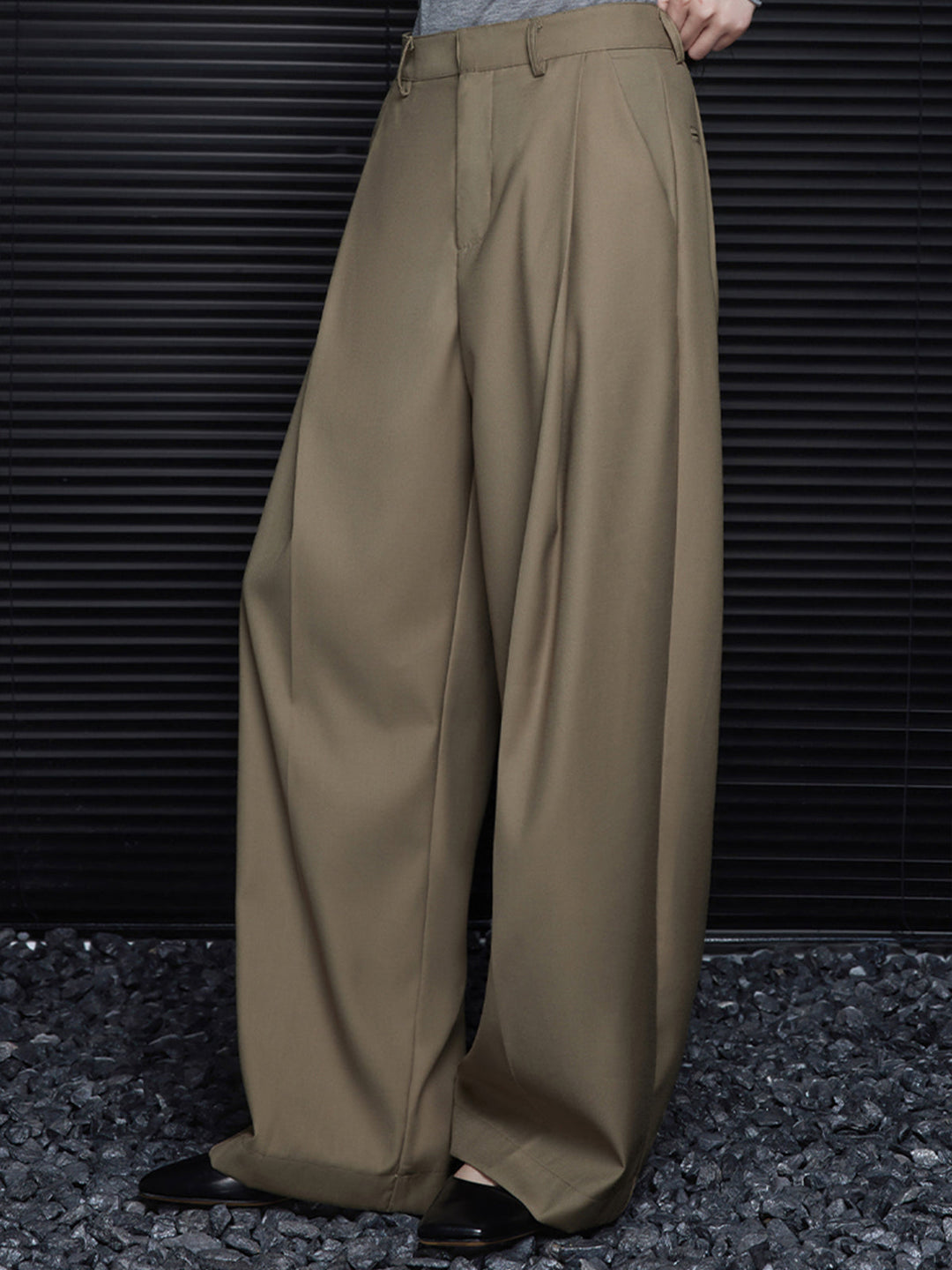 Gefaltete Hose mit Gürtel
