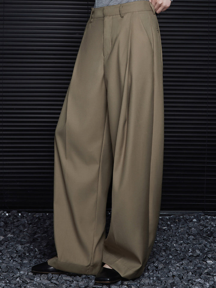 Gefaltete Hose mit Gürtel