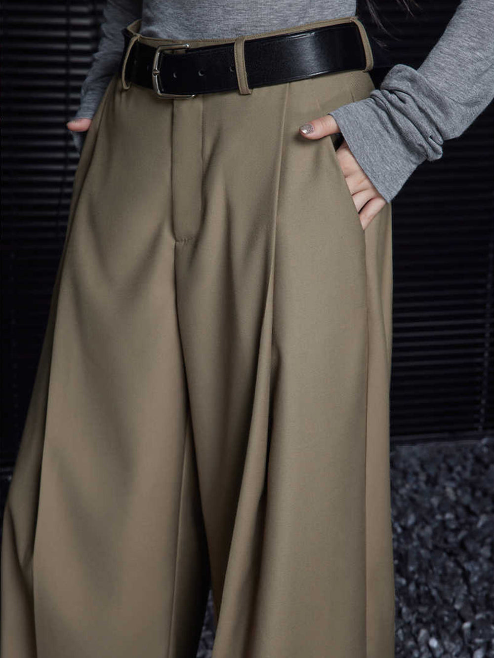 Gefaltete Hose mit Gürtel