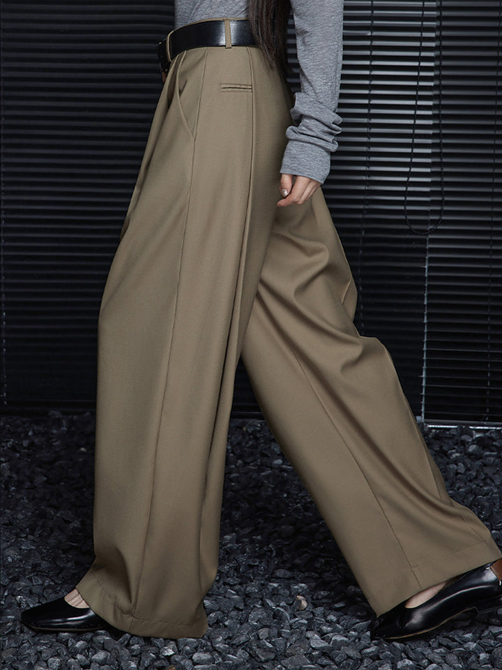 Gefaltete Hose mit Gürtel