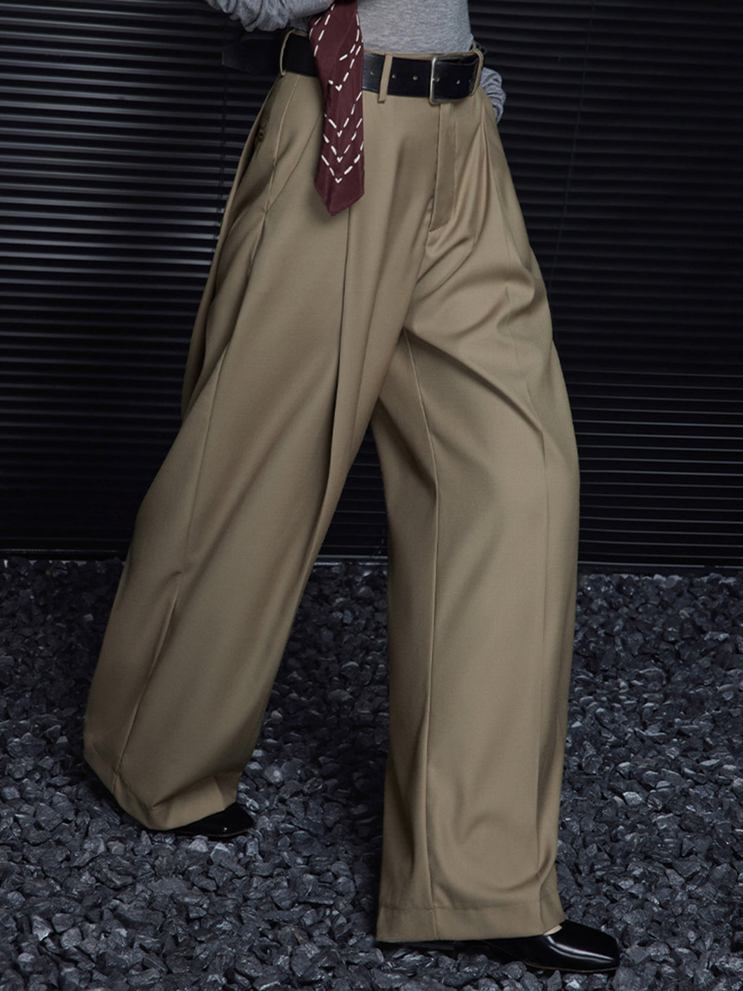 Gefaltete Hose mit Gürtel