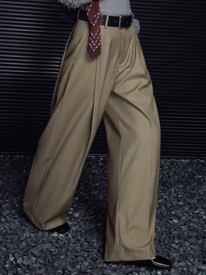 Gefaltete Hose mit Gürtel