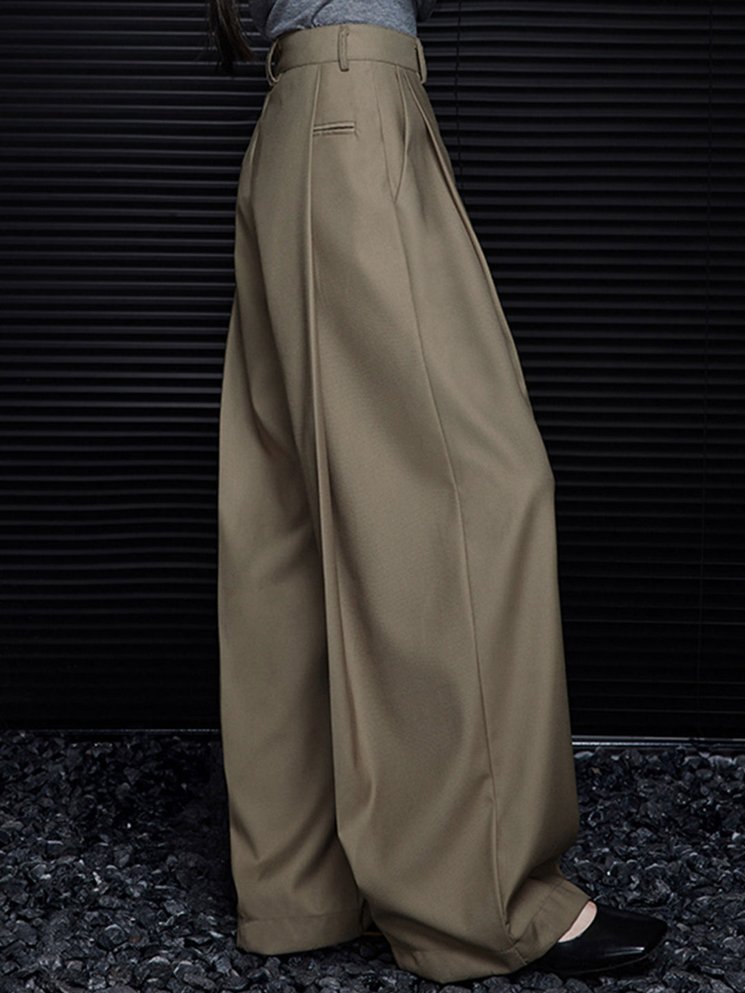 Gefaltete Hose mit Gürtel
