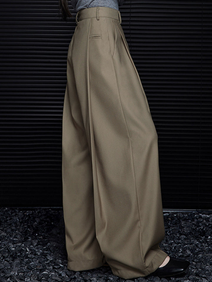 Gefaltete Hose mit Gürtel