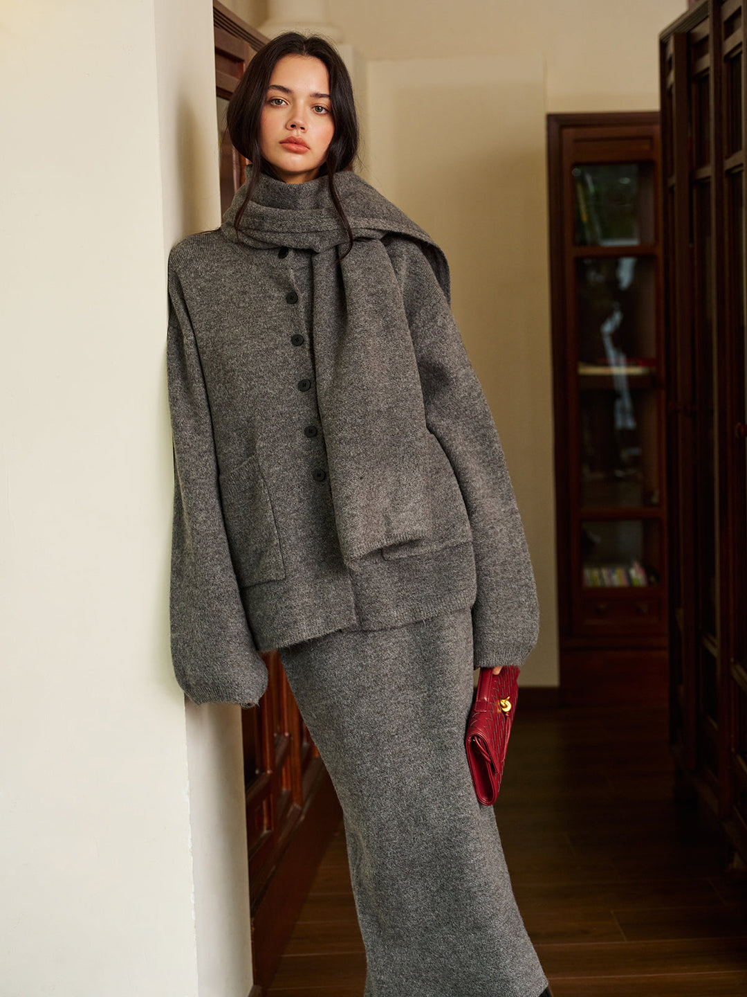 Schlichtes Pullover-Rock-Set Mit Passendem Schal