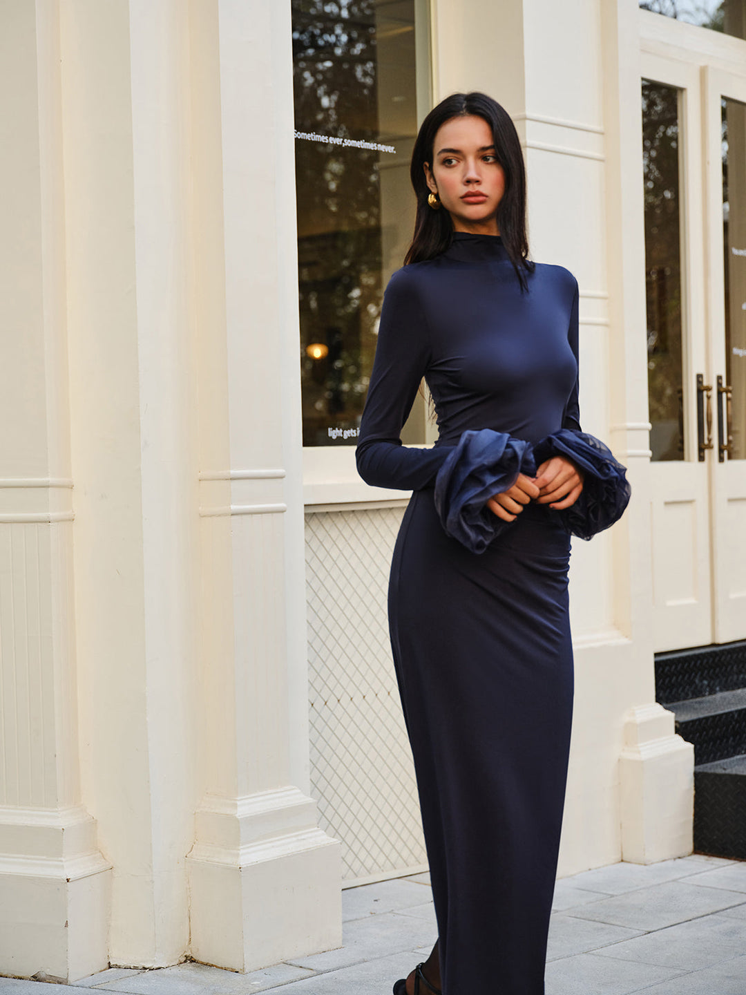 Eleganter Jersey-Langrock mit Rüschen und Schlitz
