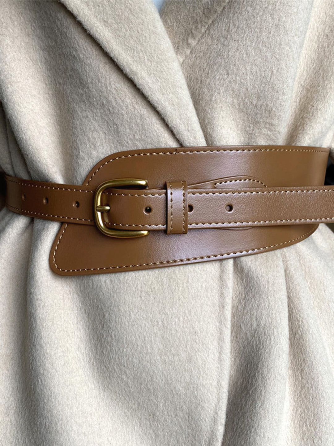 Asymmetrischer Gürtel aus Leder mit breiten Schnallen
