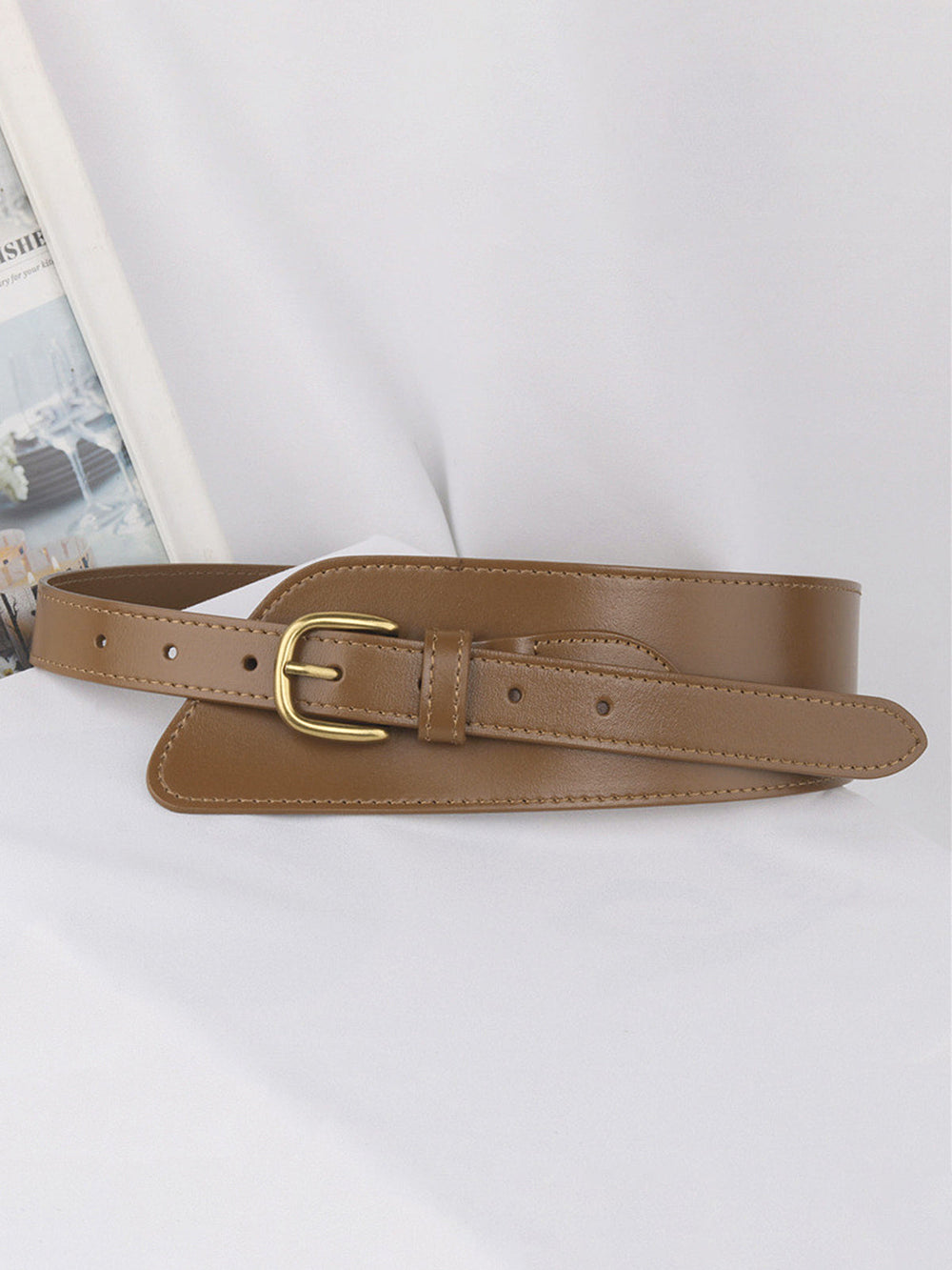 Asymmetrischer Gürtel aus Leder mit breiten Schnallen