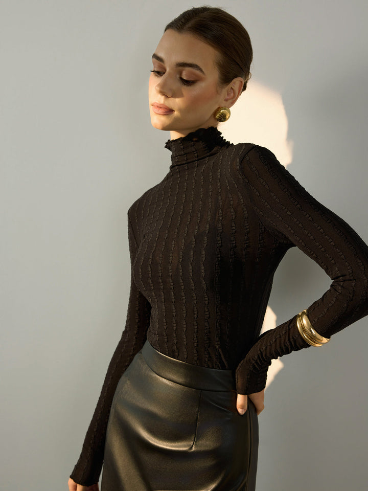 Mock Neck Semi-Sheer Slim T-Shirt auf Deutsch