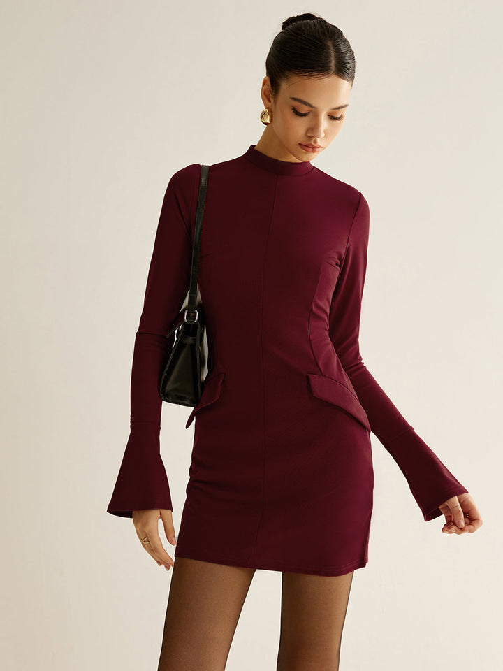 Schlichtes Kleid mit Paspelierung