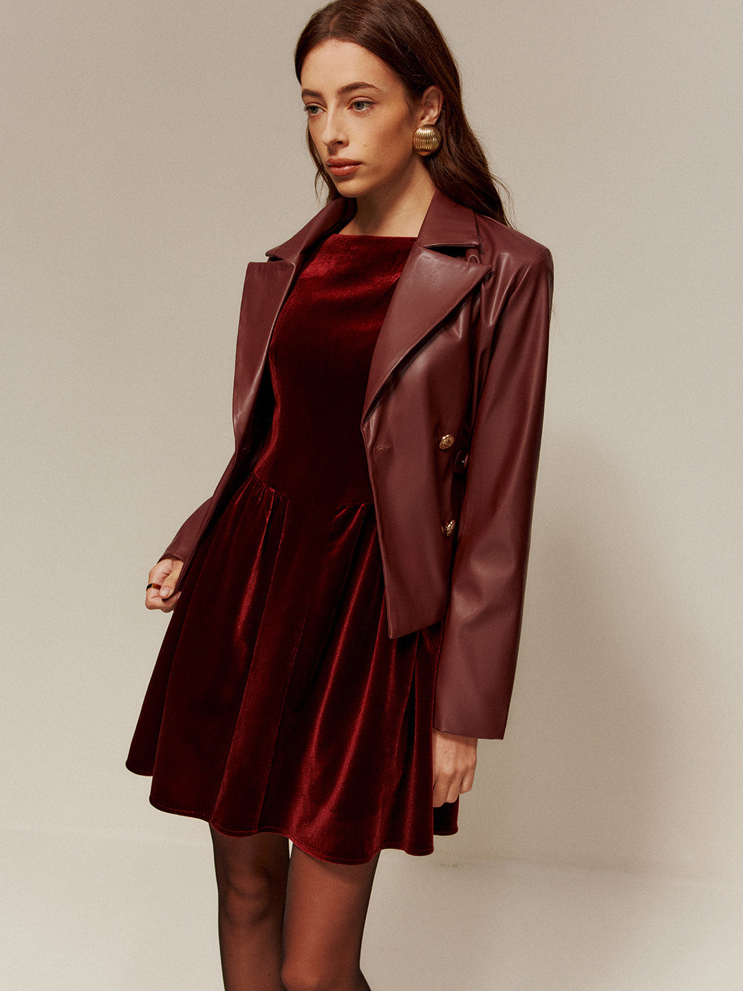 Samtkleid mit Falten und kurzen Ärmeln