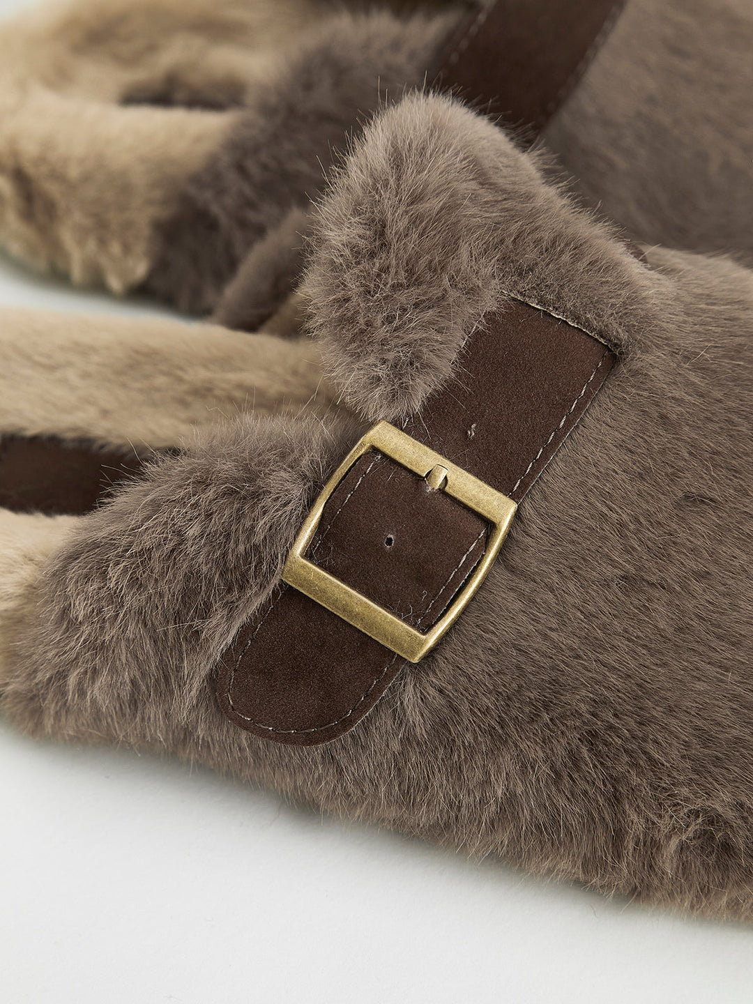 Gefütterte Muleslipper mit Gürtelschnallen-Design