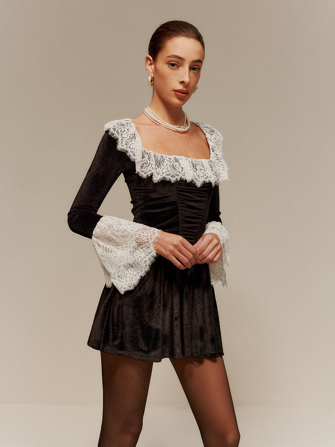 Spitzenbesetztes Samtkleid Kurz