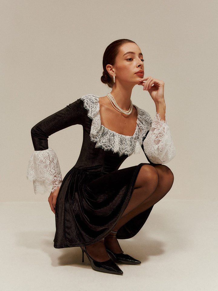 Spitzenbesetztes Samtkleid Kurz