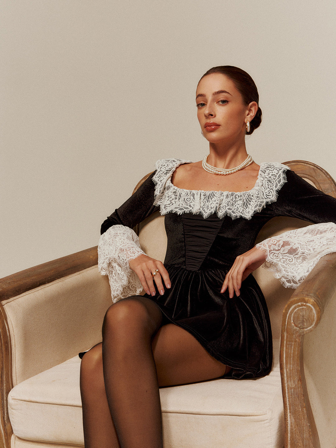 Spitzenbesetztes Samtkleid Kurz
