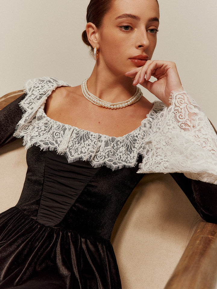 Spitzenbesetztes Samtkleid Kurz