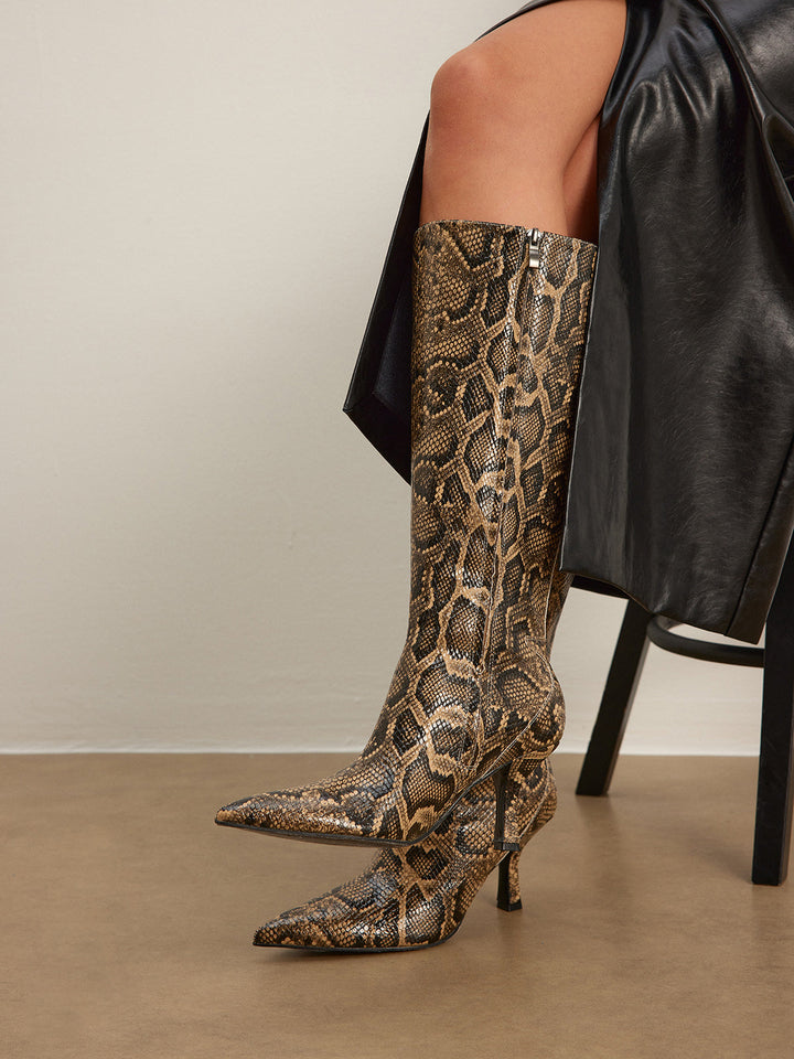 Stiefel mit Schlangenprint bis zum Knie
