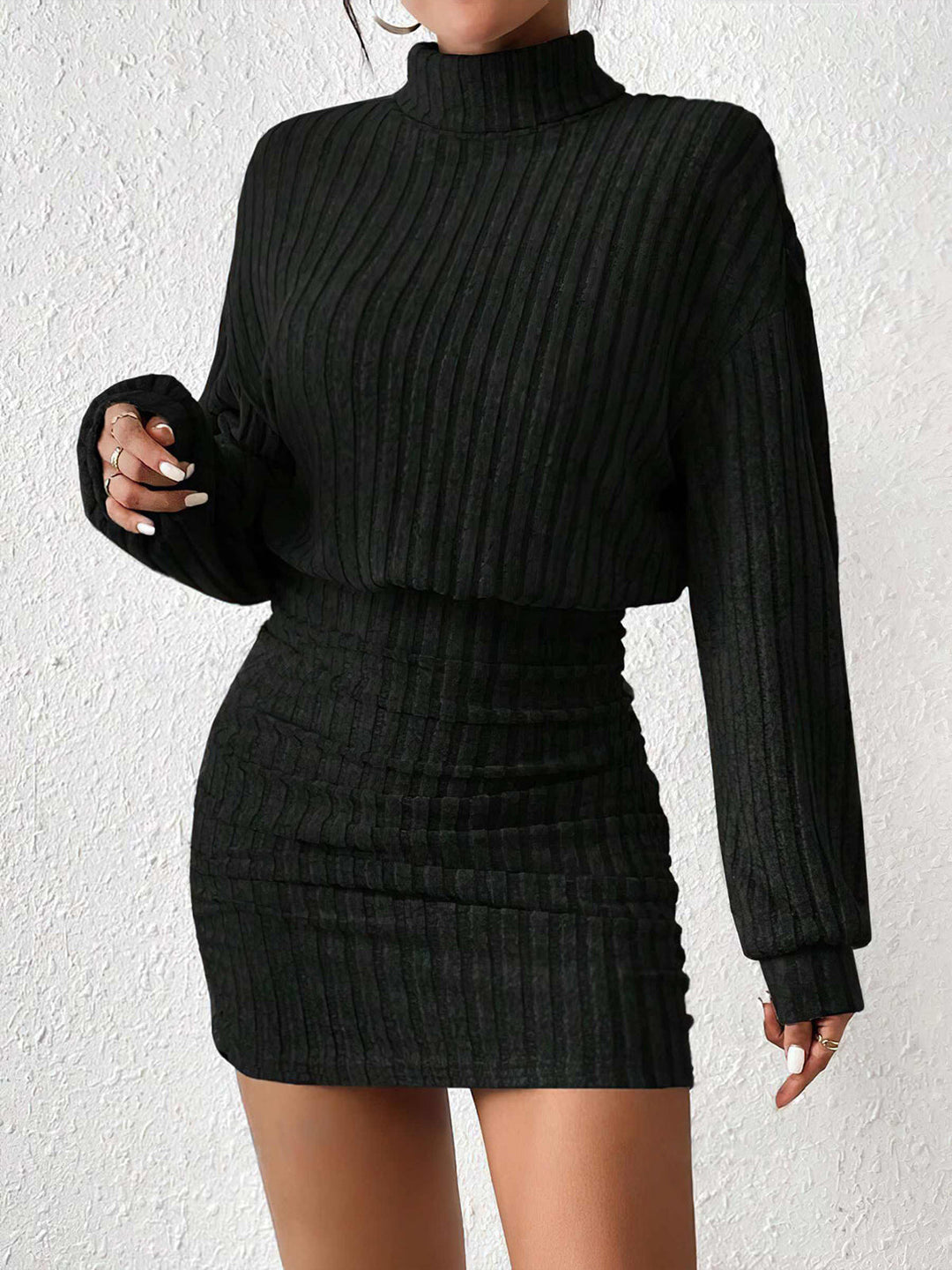 Geripptes Kurz-Kleid mit Rollkragen