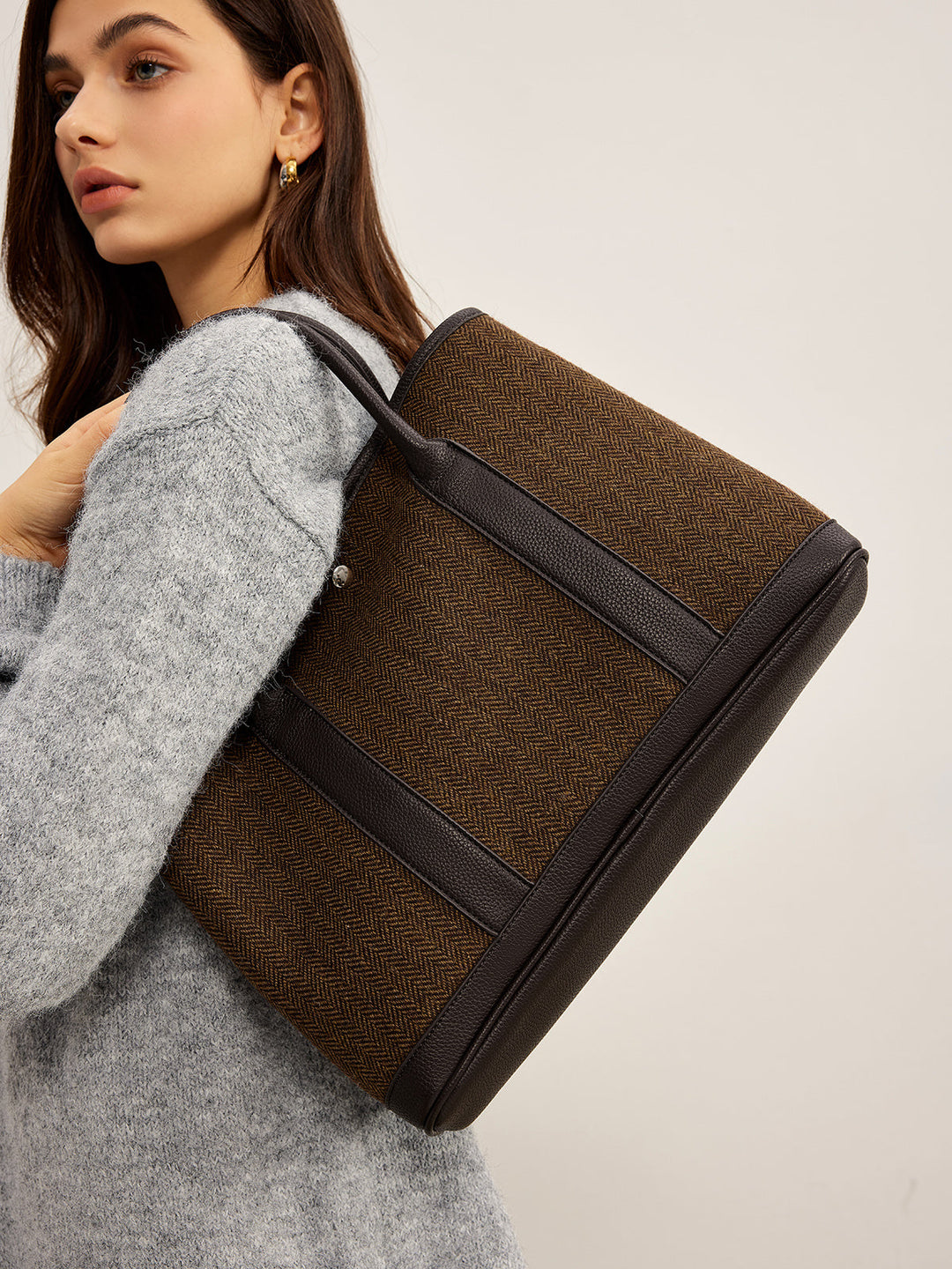 Tasche mit Chevron-Knopfverschluss