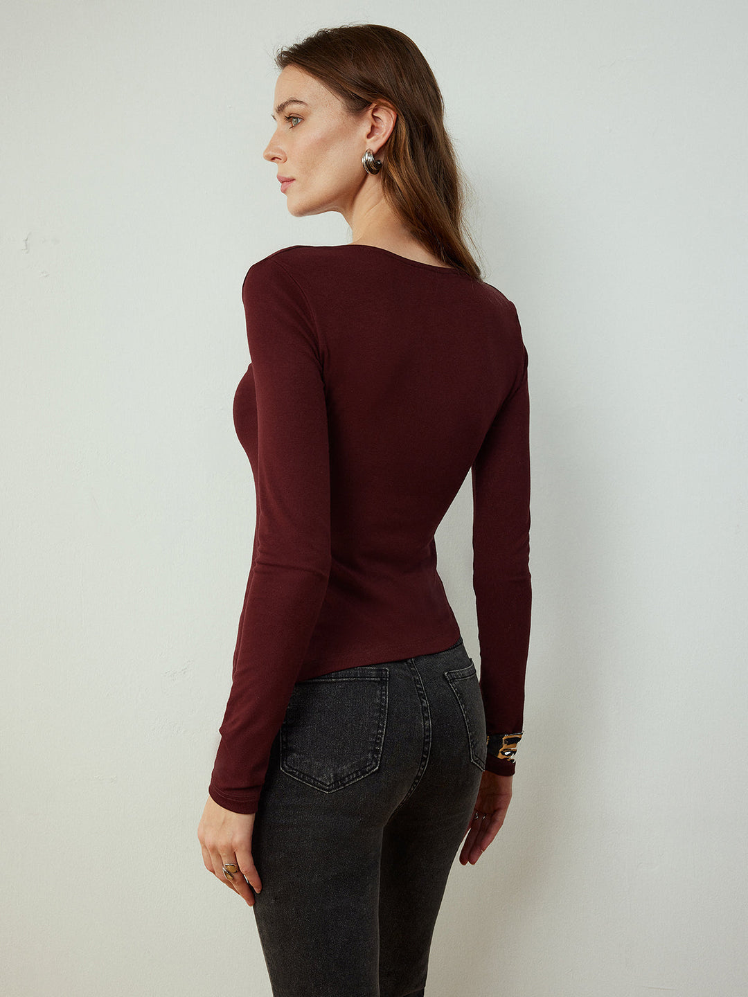 Schulterfreies T-Shirt mit Schmuckdetail und schmaler Passform