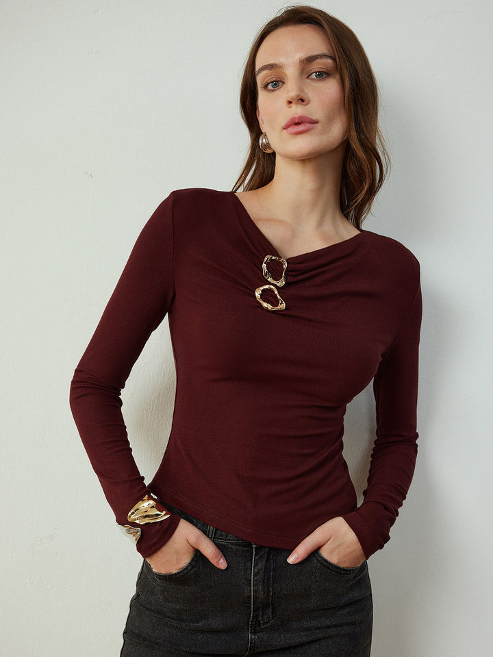Schulterfreies T-Shirt mit Schmuckdetail und schmaler Passform