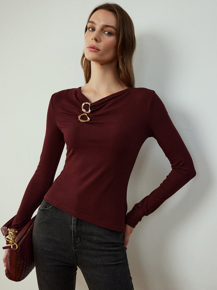 Schulterfreies T-Shirt mit Schmuckdetail und schmaler Passform