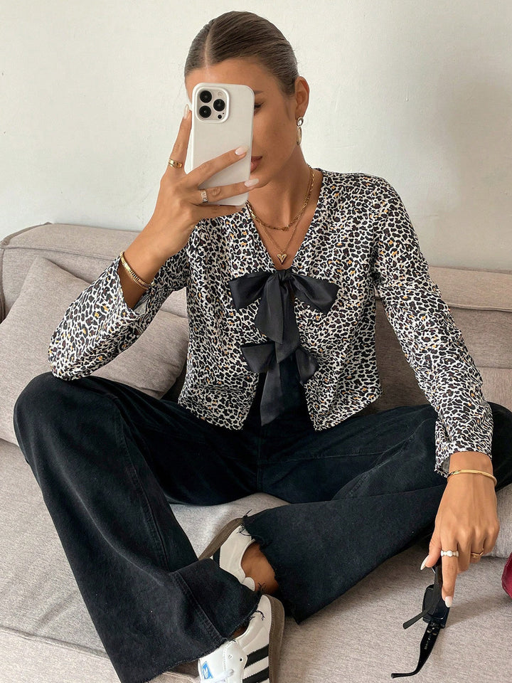 Schleifenfront Leoparden-Jersey-Bluse
