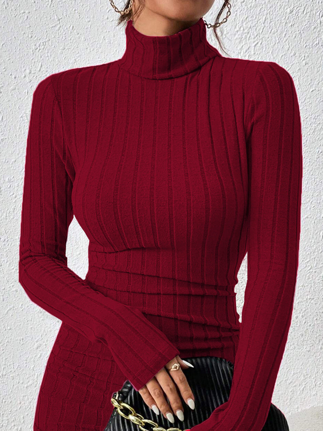 Geripptes Kleid mit Stehkragen und Hüftabdeckung