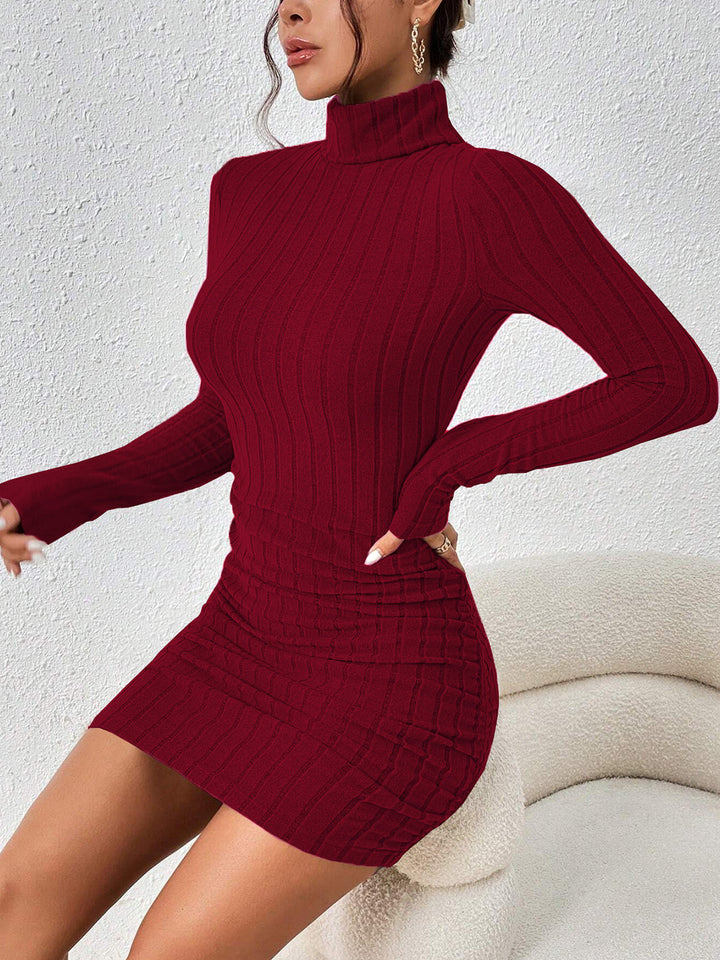 Geripptes Kleid mit Stehkragen und Hüftabdeckung