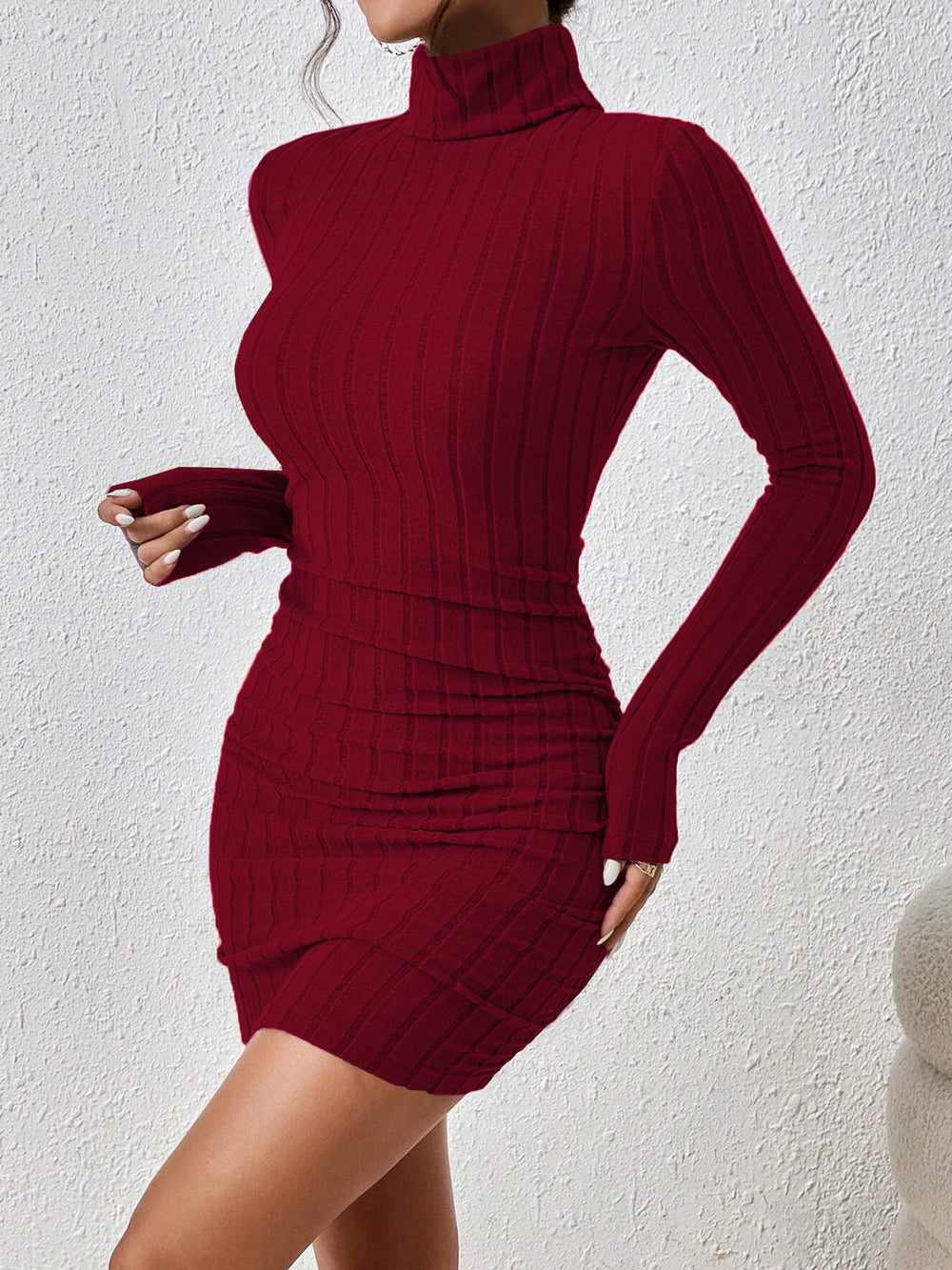 Geripptes Kleid mit Stehkragen und Hüftabdeckung