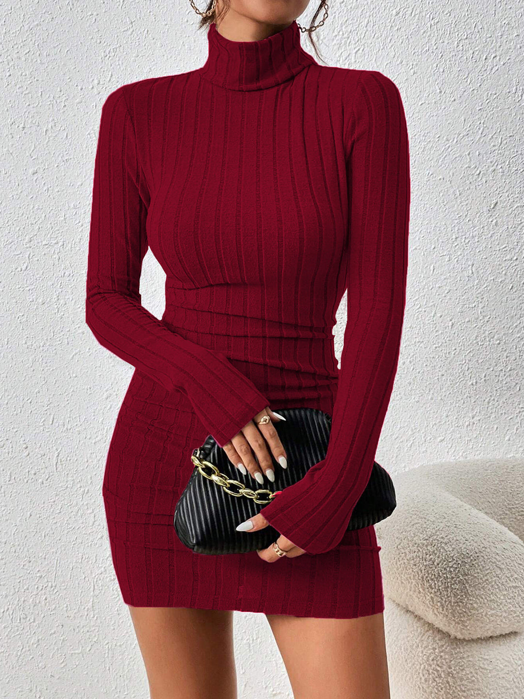 Geripptes Kleid mit Stehkragen und Hüftabdeckung