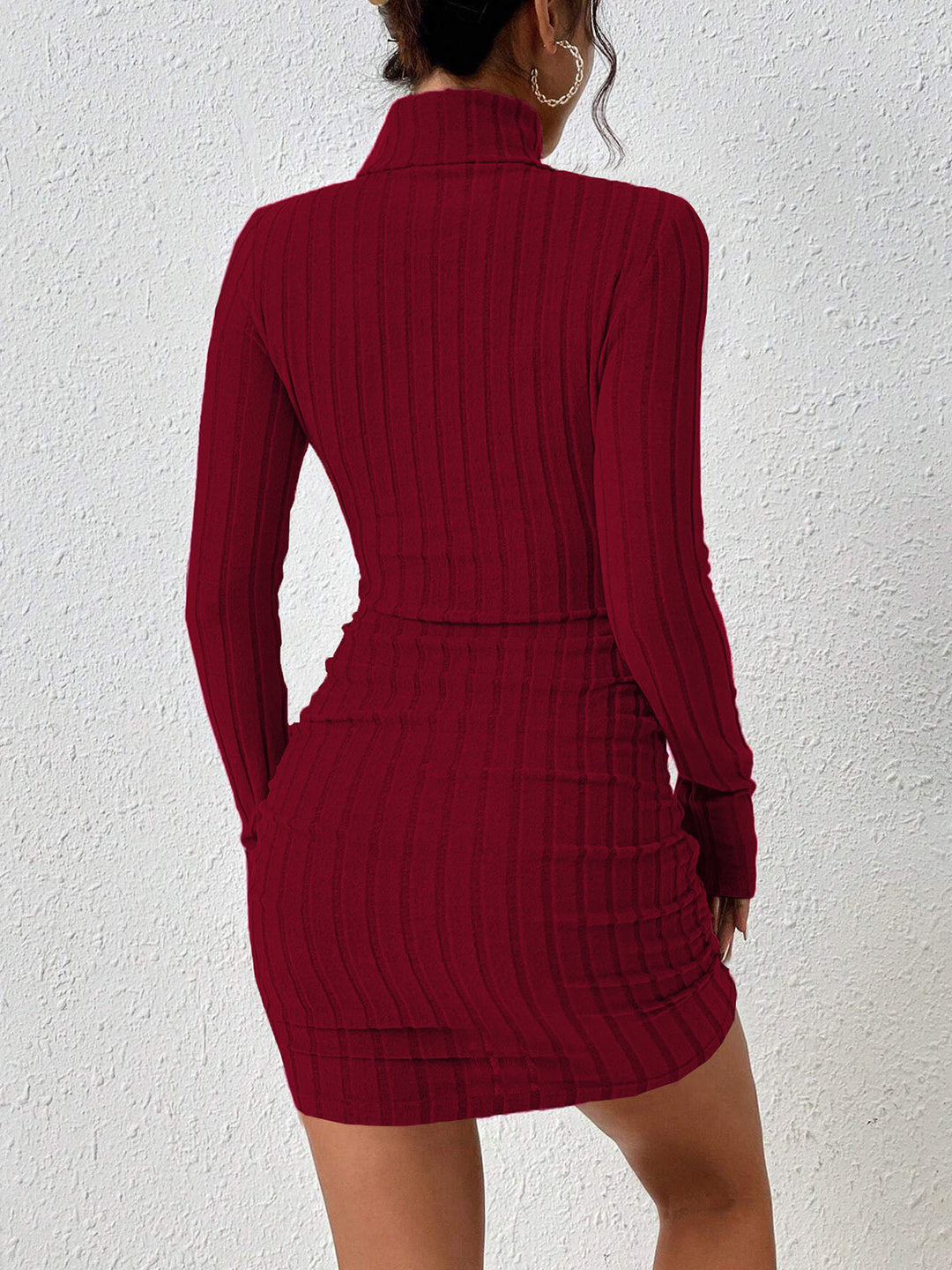 Geripptes Kleid mit Stehkragen und Hüftabdeckung