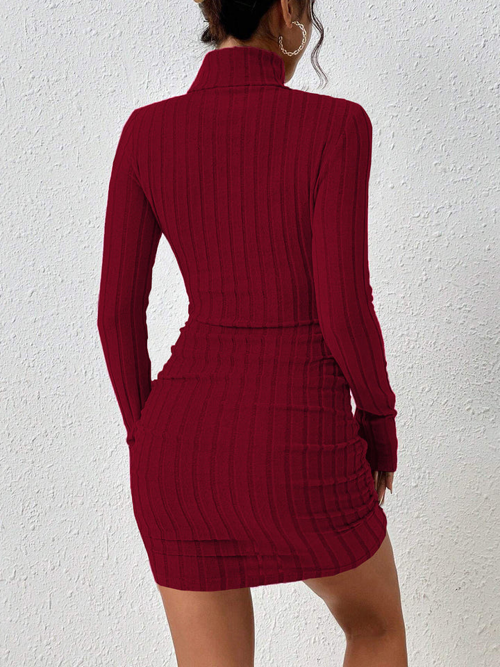 Geripptes Kleid mit Stehkragen und Hüftabdeckung