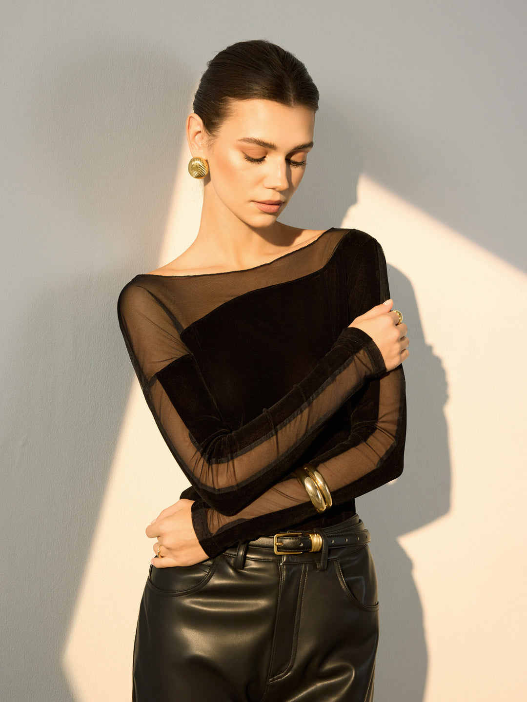 Gerades Schultertailliertes Slim T-Shirt mit durchscheinenden Details