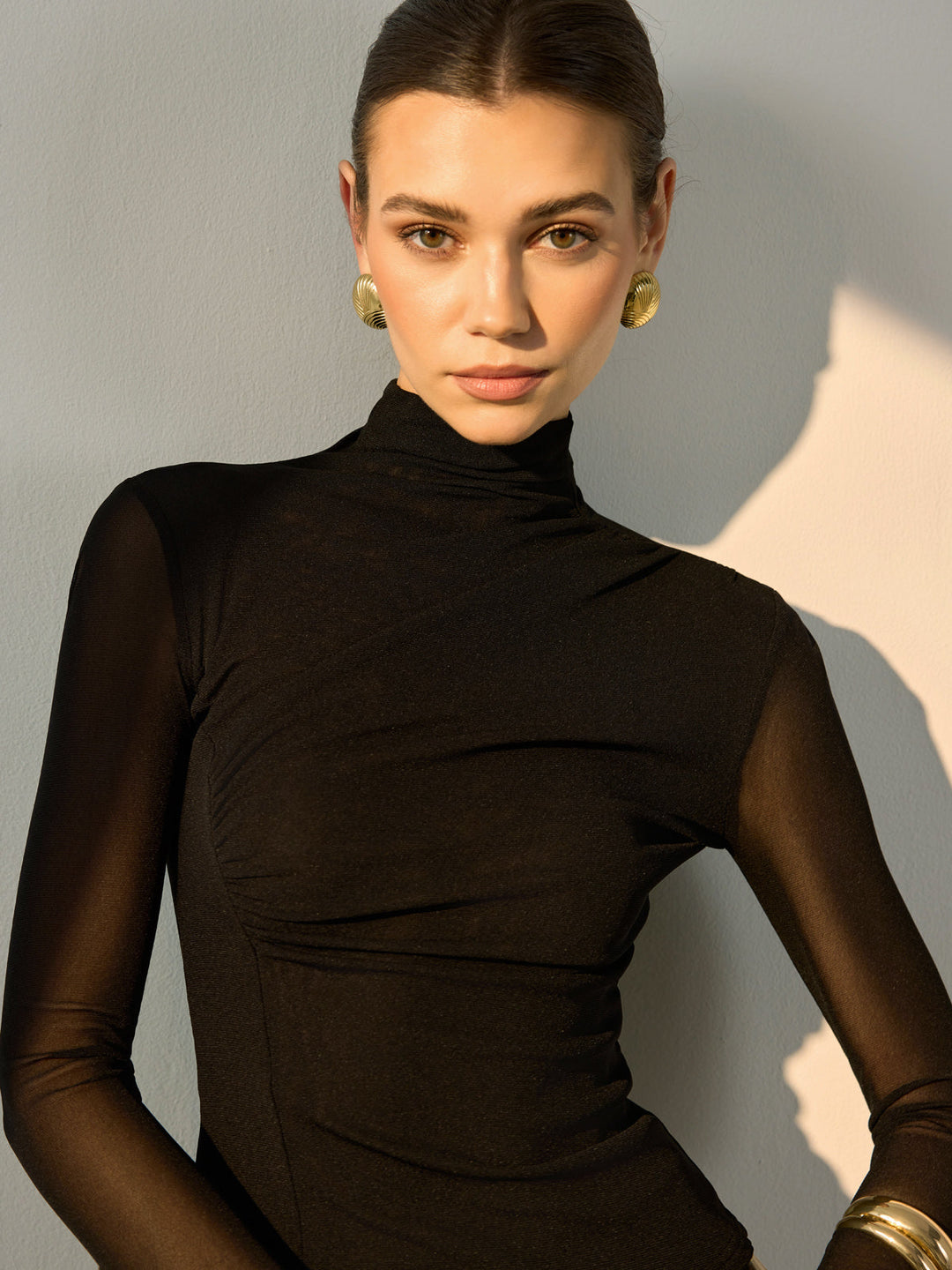 Geripptes Langarmshirt mit Stehkragen und transparenter Schulter