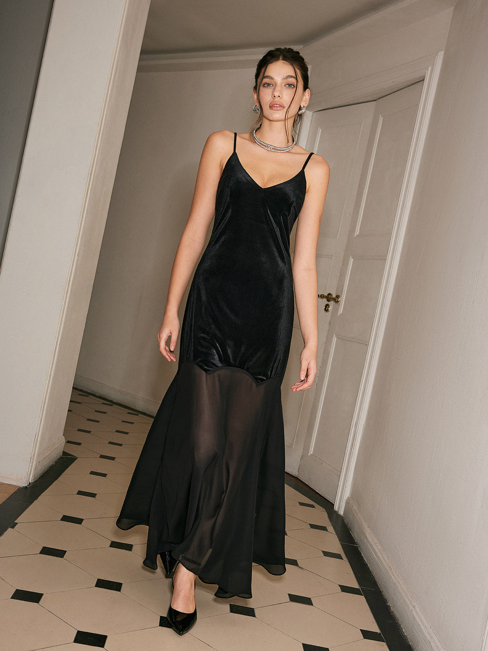 Semi-Sheer Chiffon-Hem Samtkleid