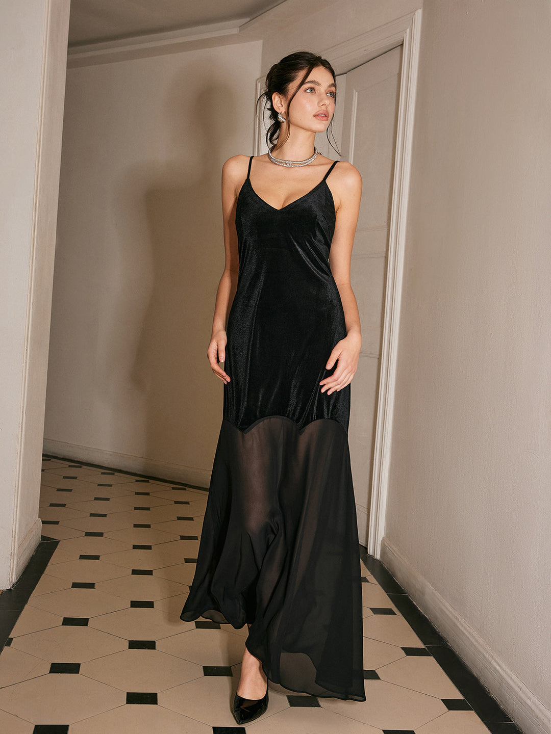 Semi-Sheer Chiffon-Hem Samtkleid