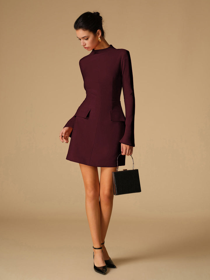 Minimalistisches schlichtes Kleid mit Rollkragen