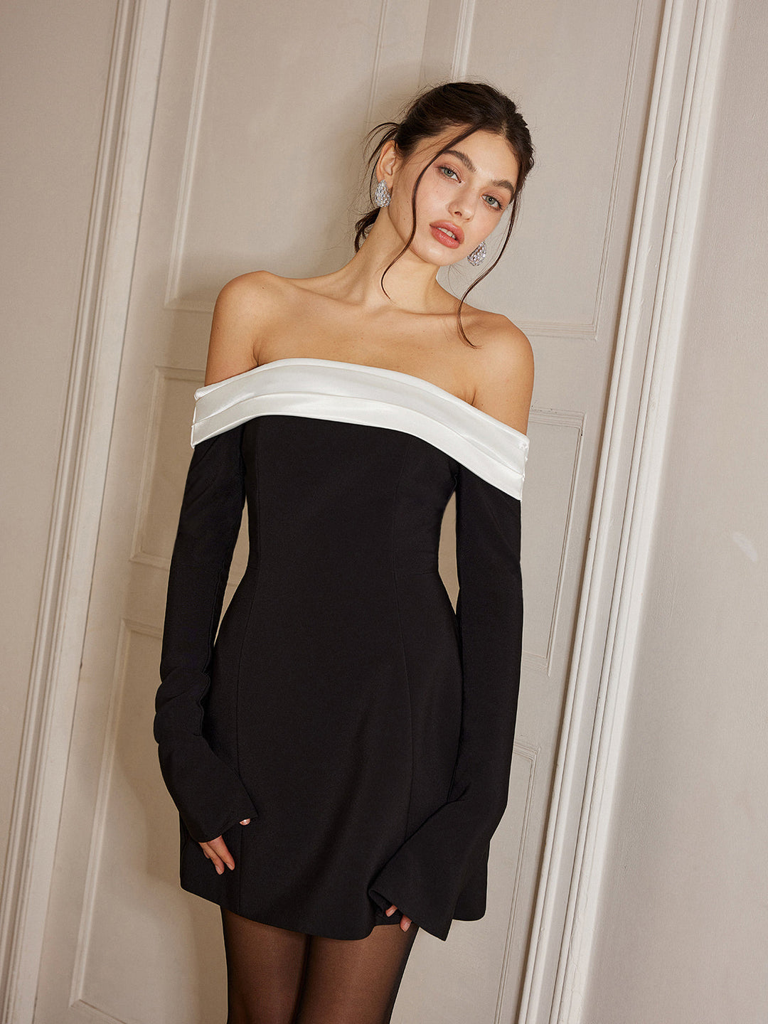 Kleid mit Farbblockierung und Glockenärmeln, schulterfrei