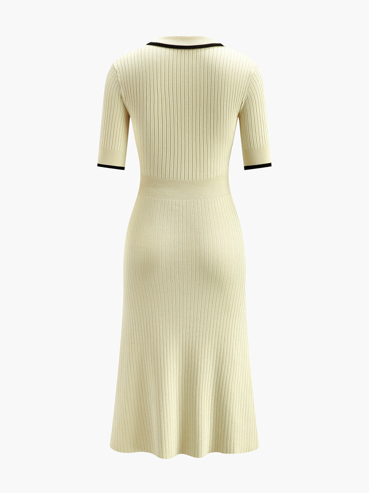 Geripptes Midikleid mit Kontrastkragen und kurzen Ärmeln